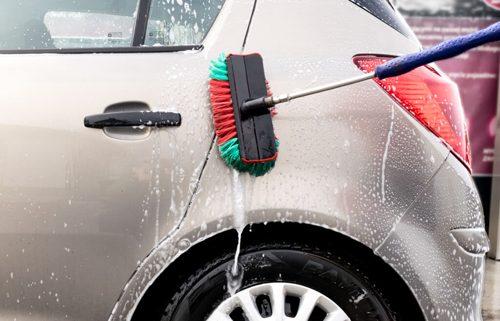 Asciugare l'auto dopo il lavaggio: come farlo in modo rapido ed efficace?
