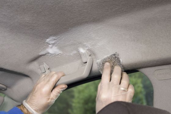 Rivestimento tetto auto: come pulirlo senza fare danni