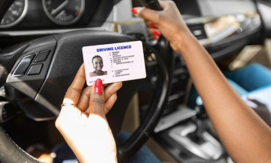 Kobieta trzymająca w dłoni prawo jazdy
