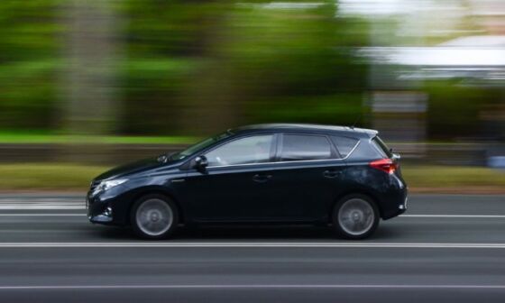 Jak oszczędzać paliwo - auto jadące po drodze