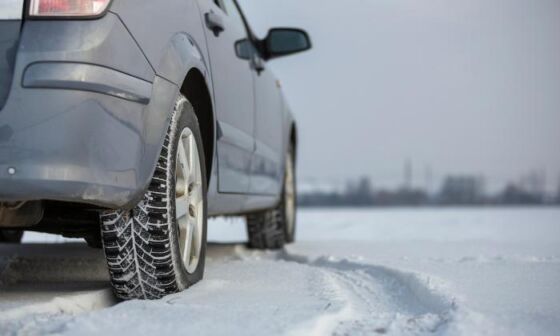 Auto z zimowymi oponami