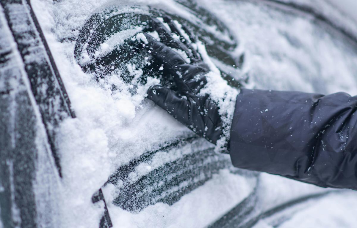 Jak odśnieżyć auto? - odśnieżanie szyb