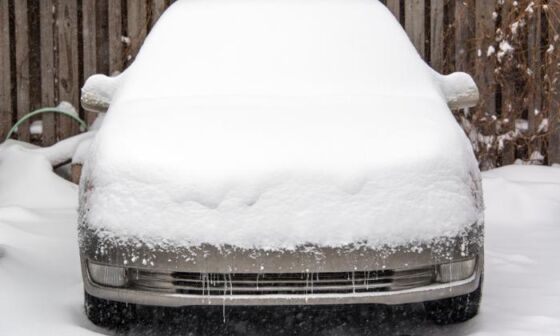 Jak wyjechać z zaspy śniegu? Ośnieżone auto