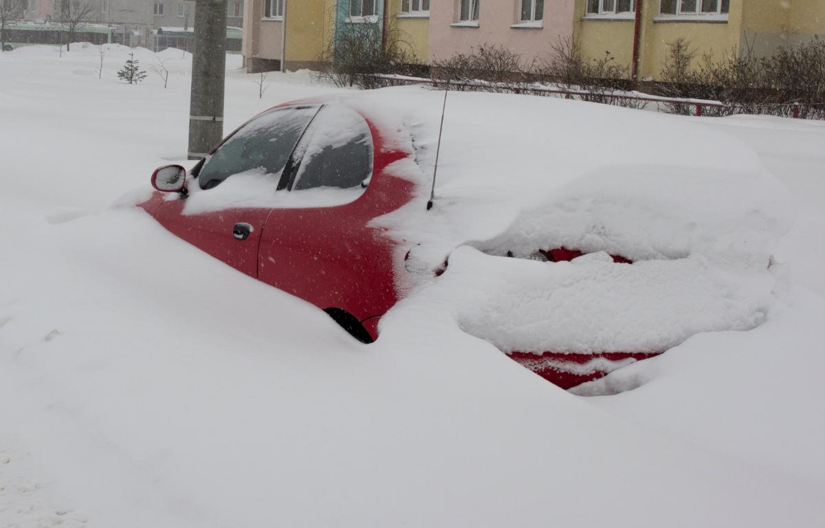 Jak wyjechać z zaspy? Auto w śniegu