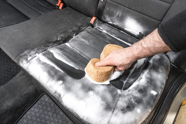 Limpiar la tapicería del coche: método práctico
