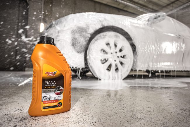 Lavar el coche con espuma activa